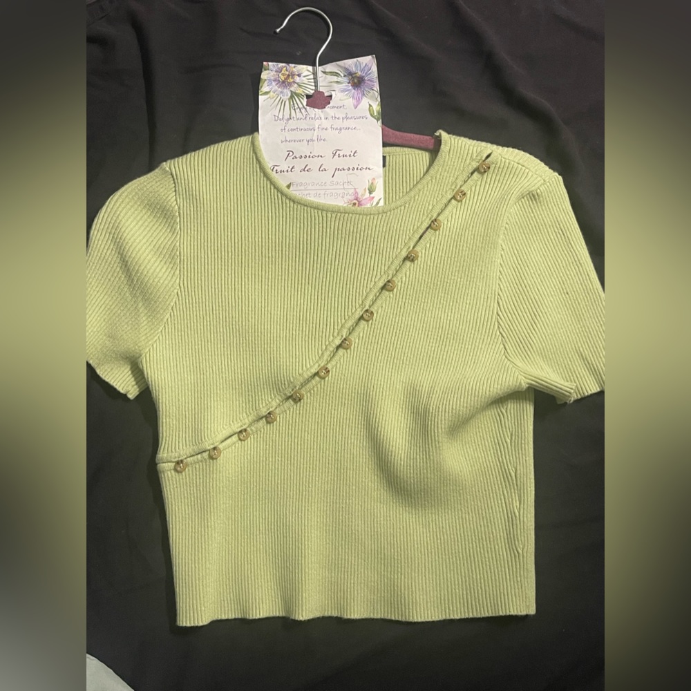 Green top with cute buttons & an extra button